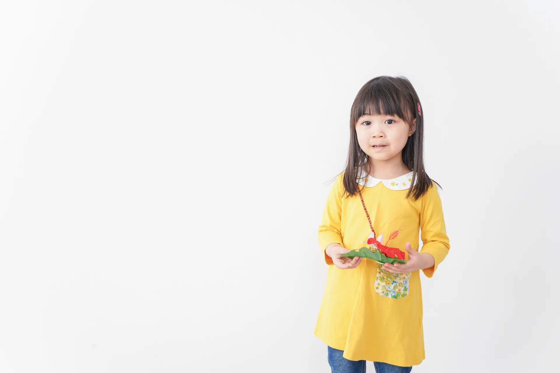 喋らないで立っている少女のイメージ画像