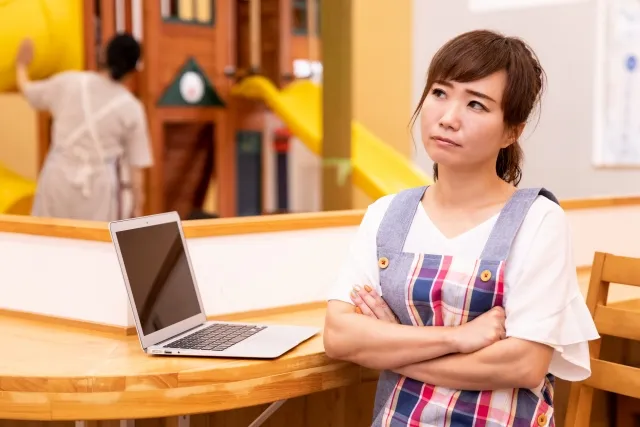 ASDの子どもに悩むイメージ画像