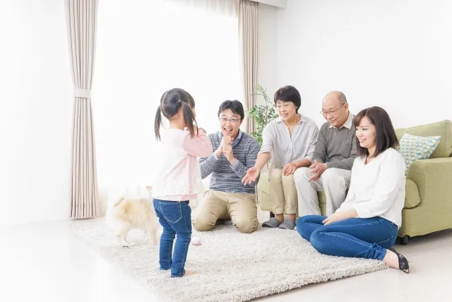 人前で話すことを練習する子どものイメージ画像