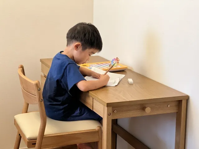 文字の練習をする少年の画像
