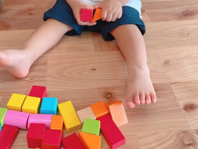 幼稚園への行き渋りをする子どもの画像