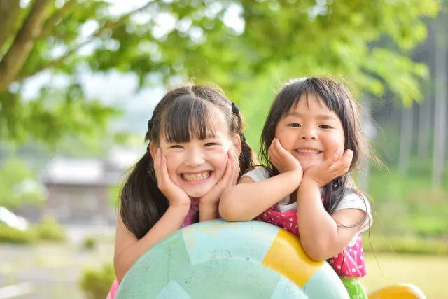 公園にいる子供の画像