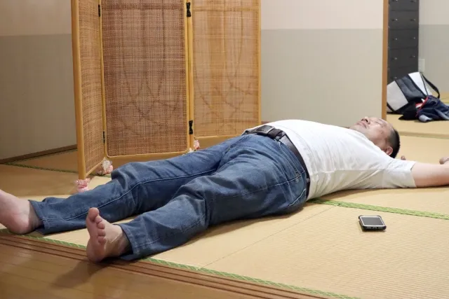 ダラダラしている父親の画像